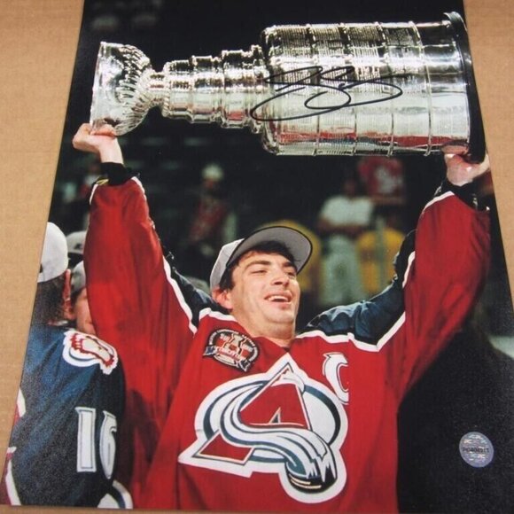 Joe Sakic signed 8x10 Photo w/COA (Colorado Avalanche)